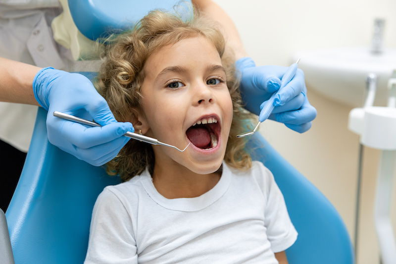 歯科矯正する子供