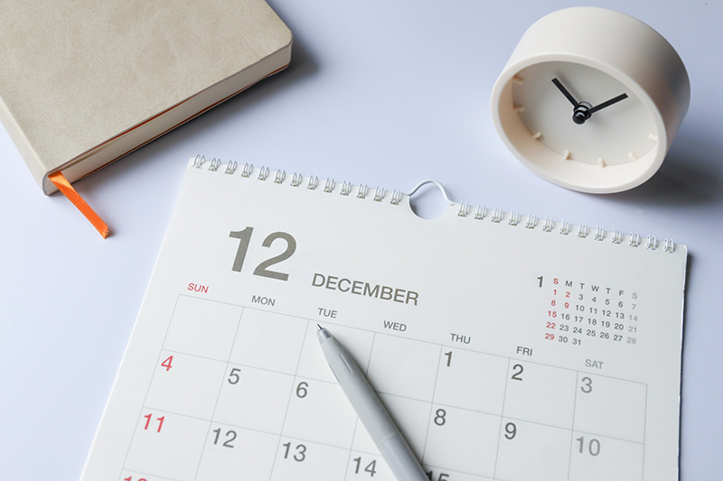 カレンダーと時計とペン