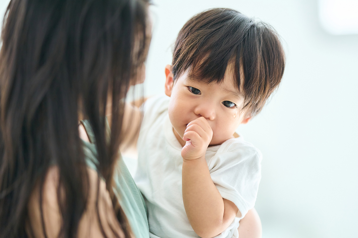 指しゃぶりする子供とお母さん
