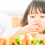 パンを食べる子供