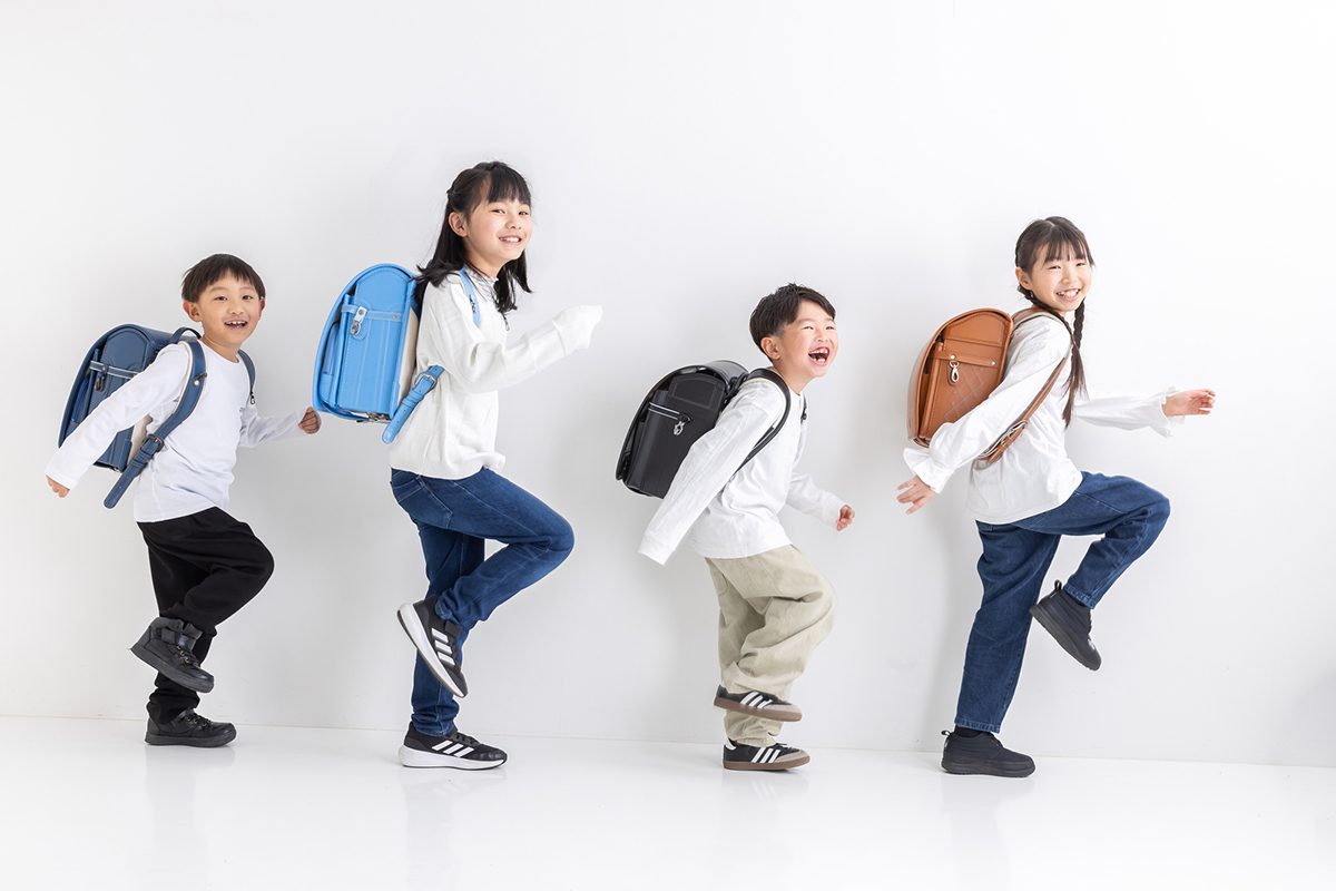 ランドセルを背負った小学生