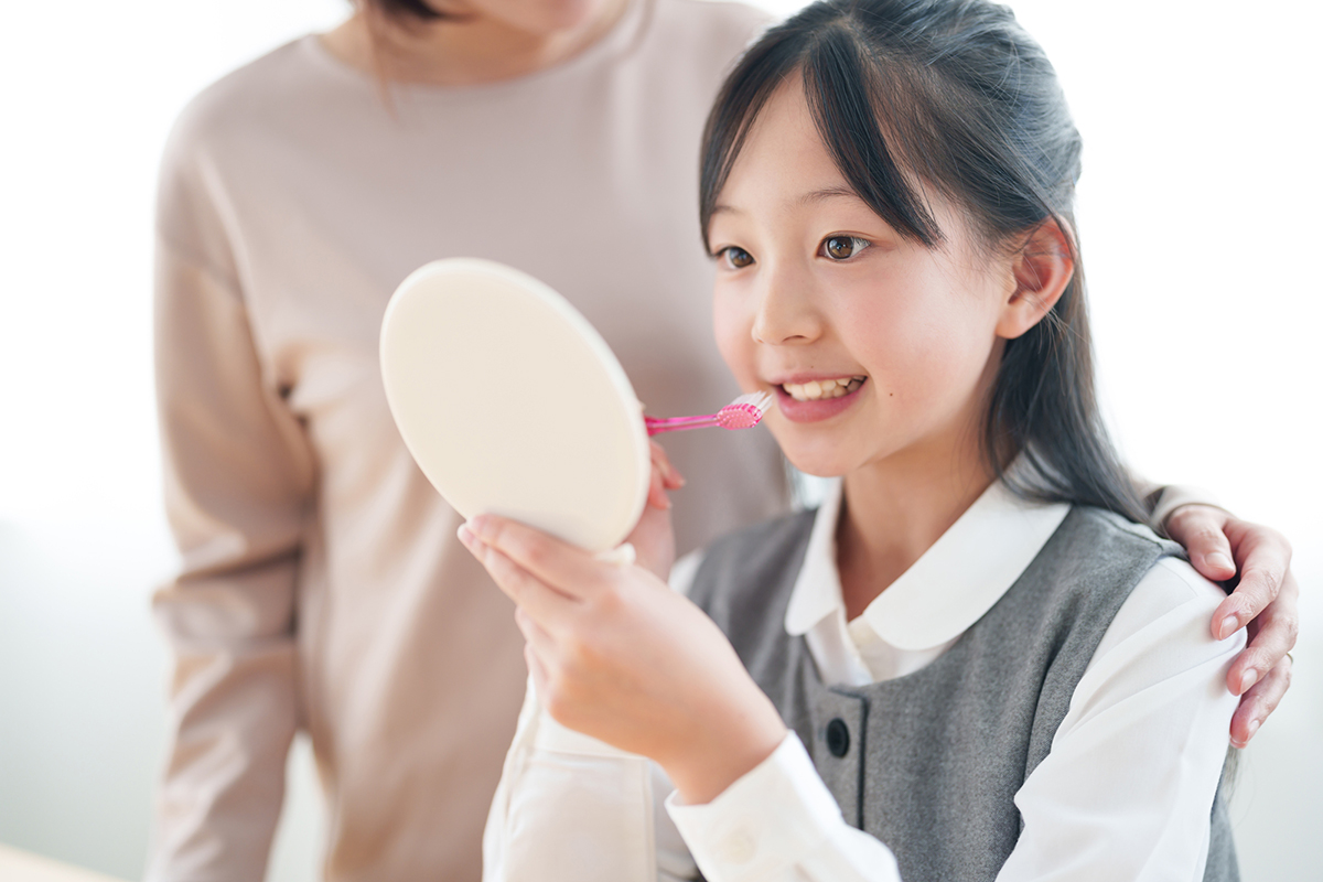 歯磨きをチェックする親子