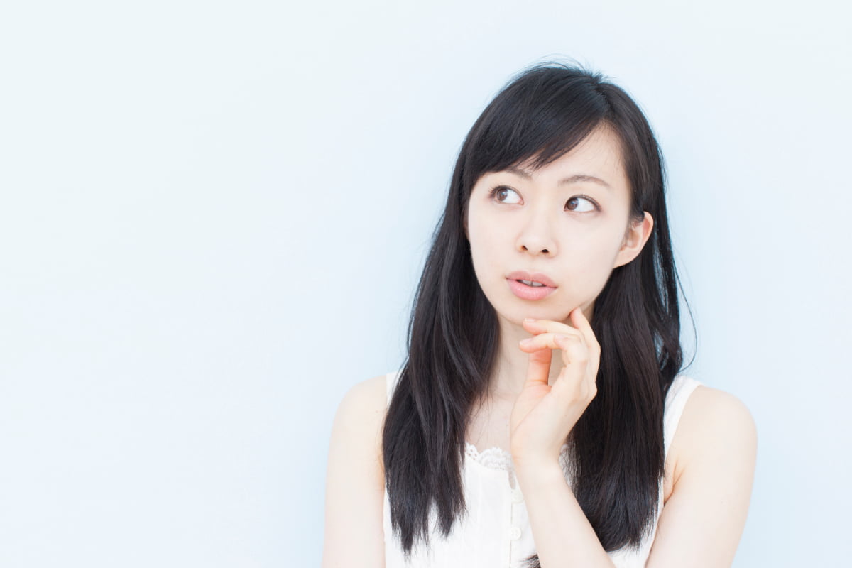 銀歯をセラミックにするのは可能か考える女性