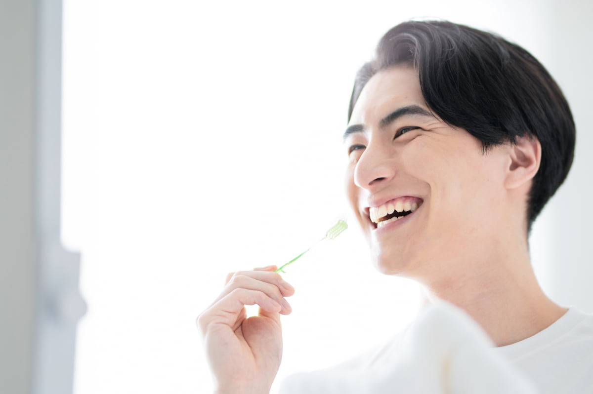 丁寧に歯磨きをする男性
