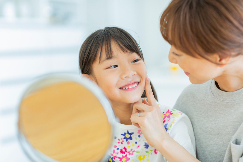 歯並びが綺麗な子供と親