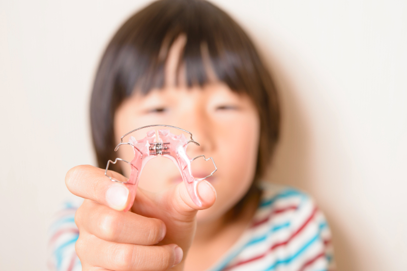 矯正をしている子供