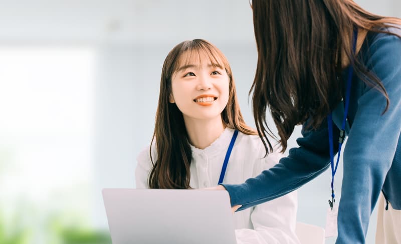 白いきれいな歯で会話する女性