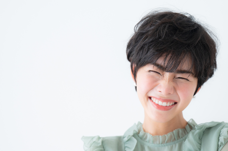 歯周病を治療して笑顔の女性