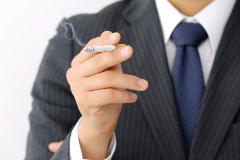 喫煙をすると歯周病になるリスクが高まる?口腔内へ与える影響も