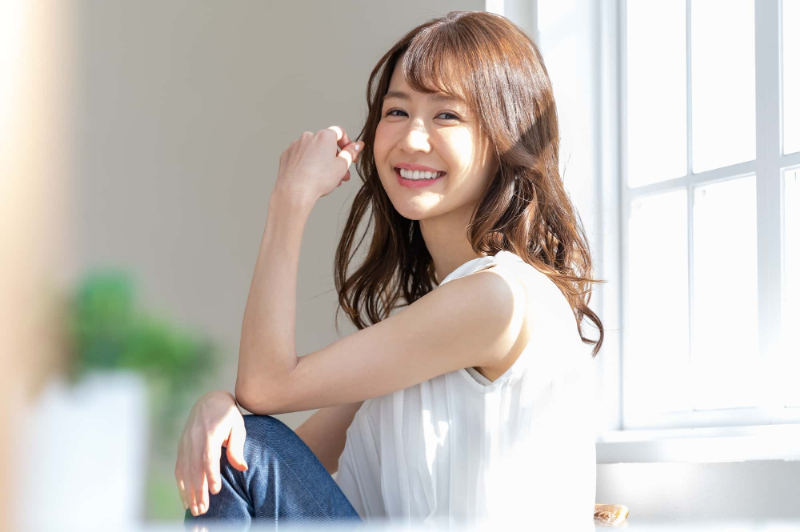 虫歯治療後にホワイトニングをして笑顔の女性