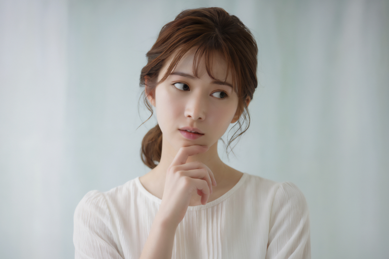 歯が黒いのは虫歯なのか考える女性