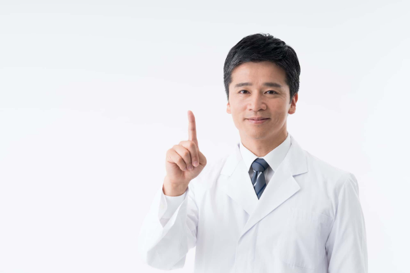 治療期間が長くても最後まで治療を受けるべき理由を説明する歯科医