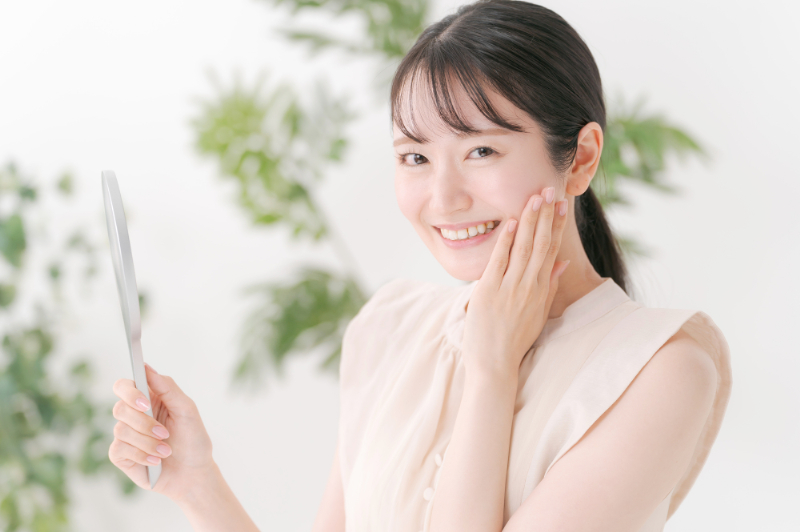 マウスピース矯正で八重歯を治療し笑顔を見せる女性
