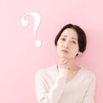 マウスピース矯正で八重歯の治療はできるのか考える女性