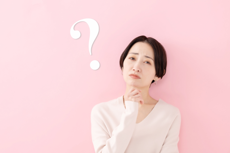 マウスピース矯正で八重歯の治療はできるのか考える女性