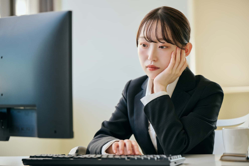 歯の矯正後に後戻りが起こる原因となる頬杖をつく女性