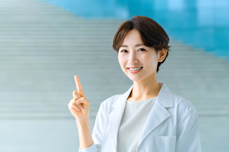 フッ素の効果について説明する歯科医