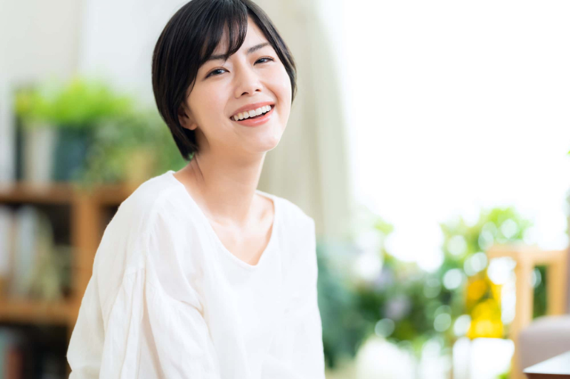 歯の矯正後の後戻りを防止して笑顔の女性