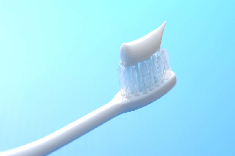 自宅でフッ素入り歯磨き粉を使用するイメージ