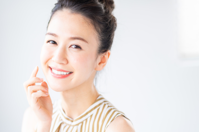 歯周病をケアして健康な口腔内を維持する笑顔の女性