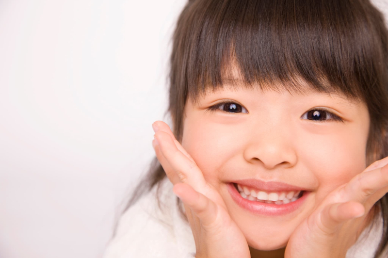 むし歯の無いきれいな歯で笑顔の女の子