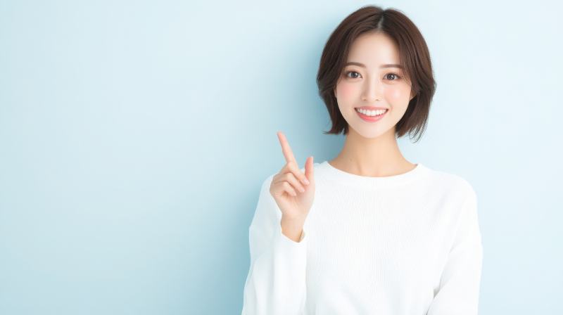 保険診療と自費診療のクリーニングの違いについて説明する女性