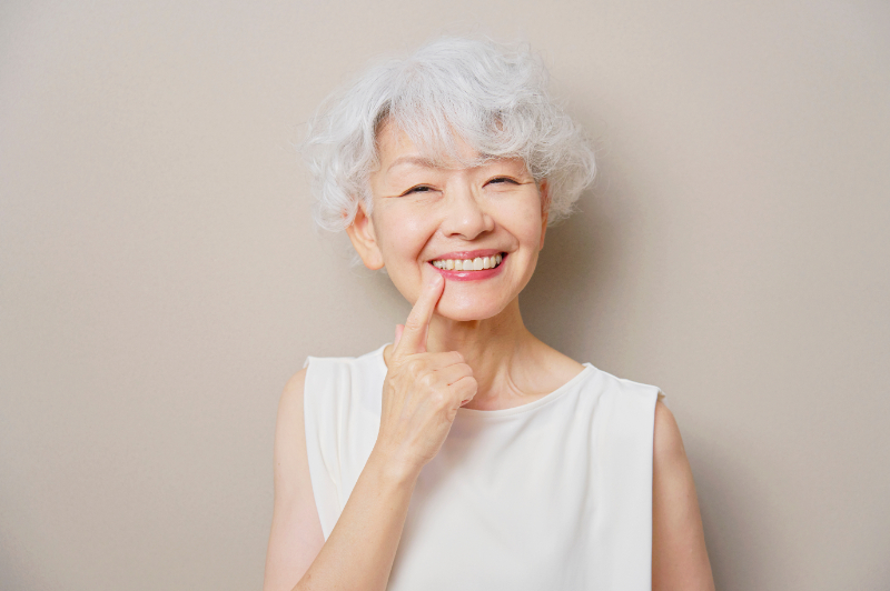 健康な歯を保つシニア女性
