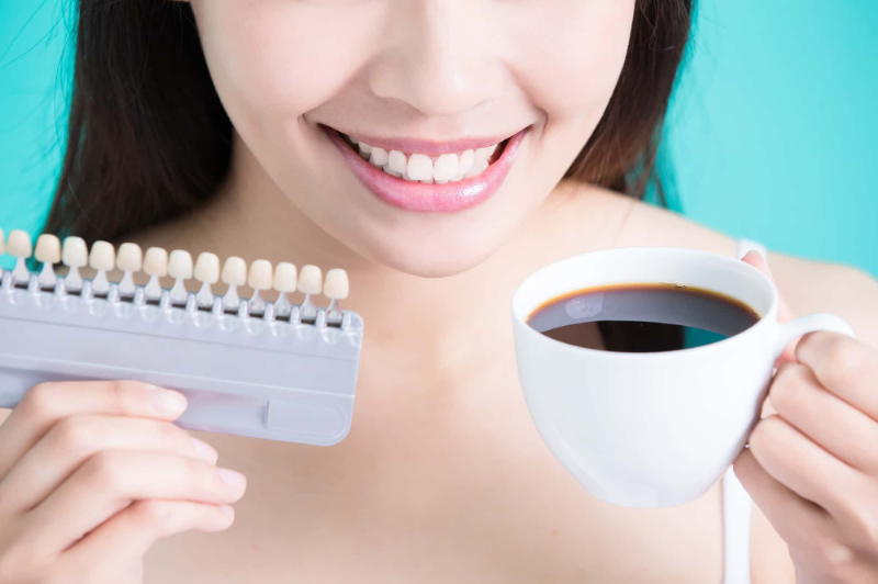 ホワイトニングの効果の維持を短くする色の濃い飲み物コーヒーのイメージ