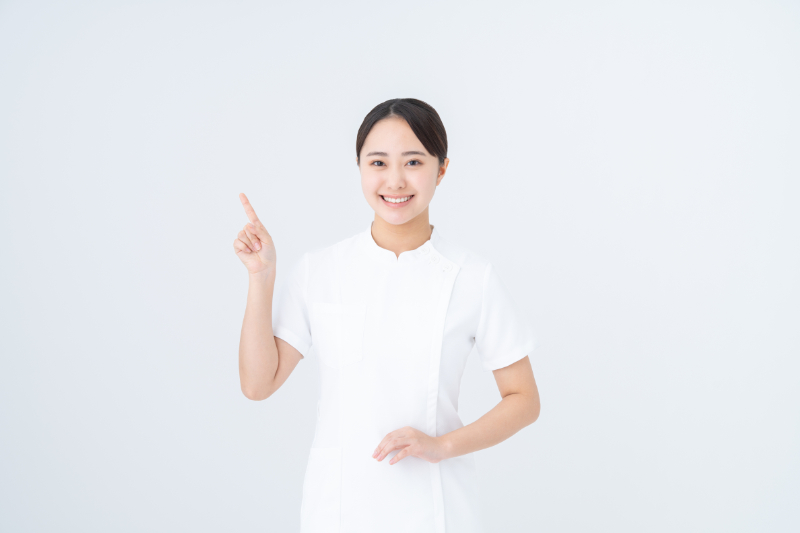 マウスピース矯正中に痛いと感じる原因を説明する歯科衛生士