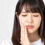 マウスピース矯正中に痛みを感じる女性