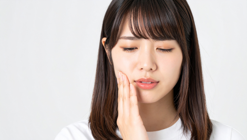 マウスピース矯正中に痛みを感じる女性