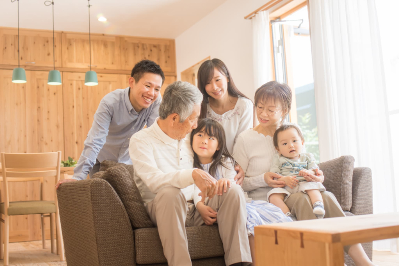 笑顔で健康な三世代家族