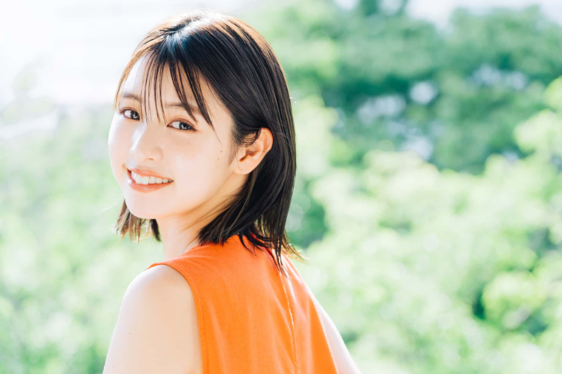 歯と歯の間にできた虫歯を治療して笑顔の女性