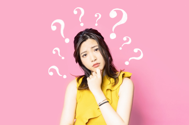 歯と歯の間に虫歯ができるのはどうしてか考える女性