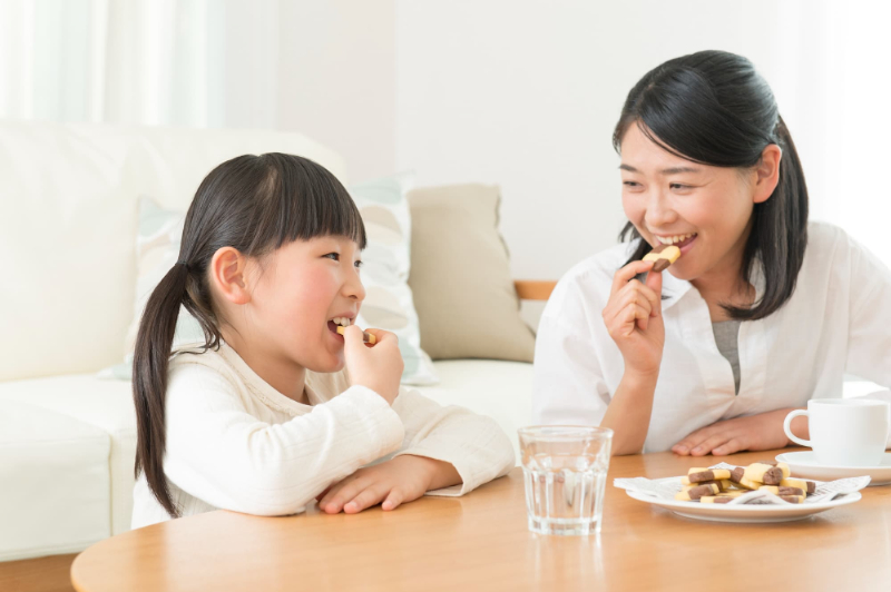 甘さひかえめの手作りクッキーを食べる親子