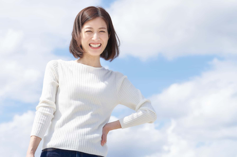 ホワイトニングをした白い歯で笑う女性