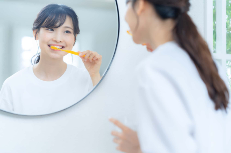 ホワイトニングの効果を長持ちさせる為にしっかり歯みがきをする女性
