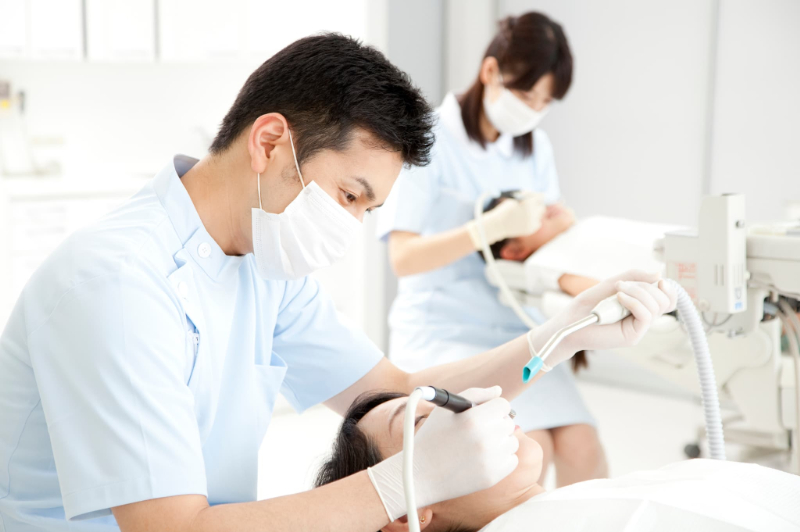 詰め物が取れた歯の再治療をする歯科医師