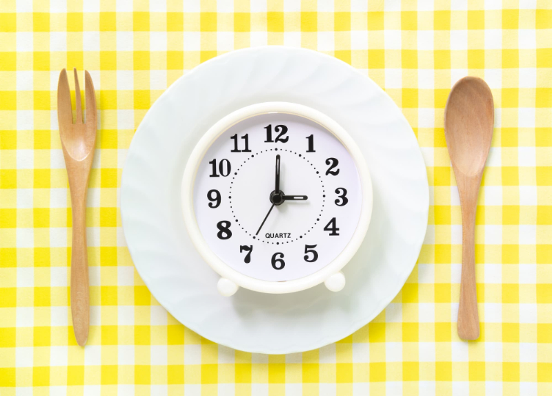 きまった時間におやつを食べるイメージ