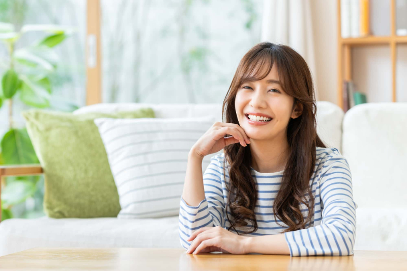 マウスピース矯正で美しい歯ならびとなった笑顔の女性