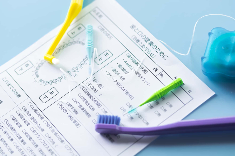 マウスピース矯正中も丁寧なデンタルケアと定期歯科検診を受けるイメージ