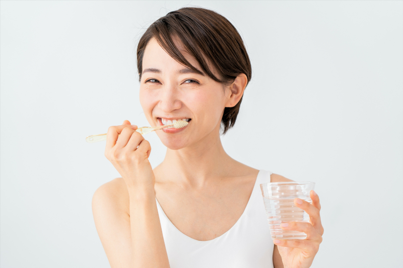 歯周病予防に歯磨きを徹底する笑顔の女性