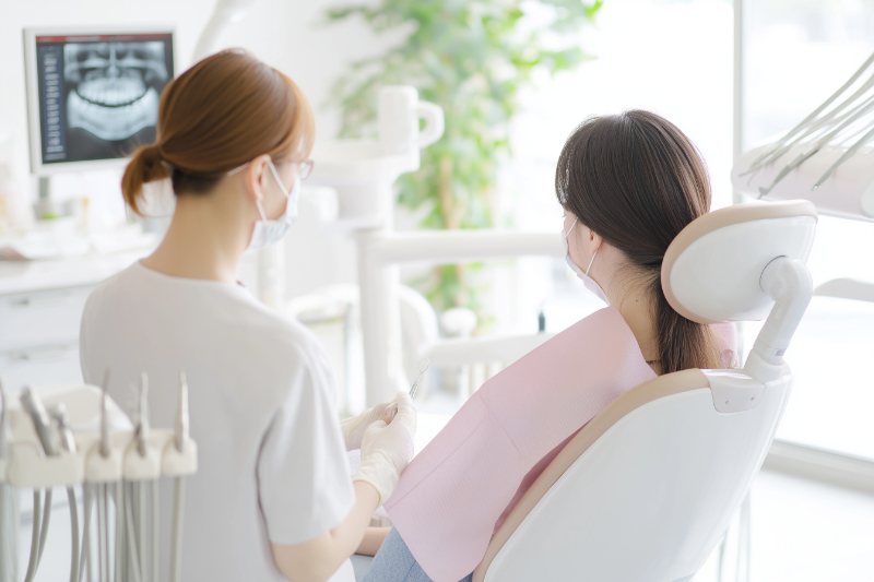 治療の重要性を説明する歯科医師