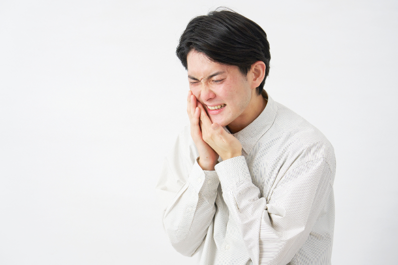 根管治療を中断し悪化した男性