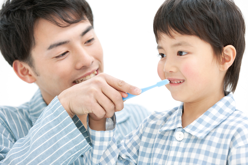 親子で前向きに歯磨きに取り組む様子