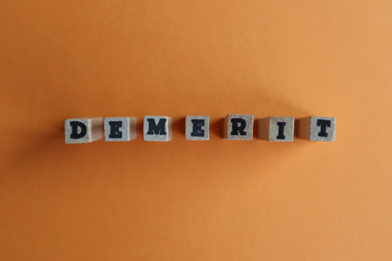 審美歯科で前歯をきれいにするデメリットのイメージ