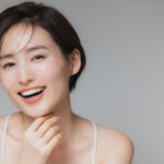 審美歯科で前歯がきれいになった女性