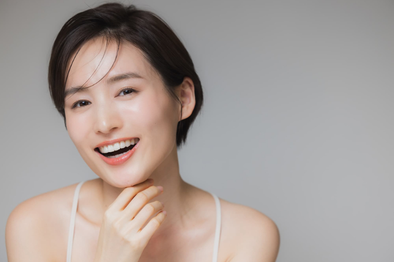 審美歯科で前歯がきれいになった女性