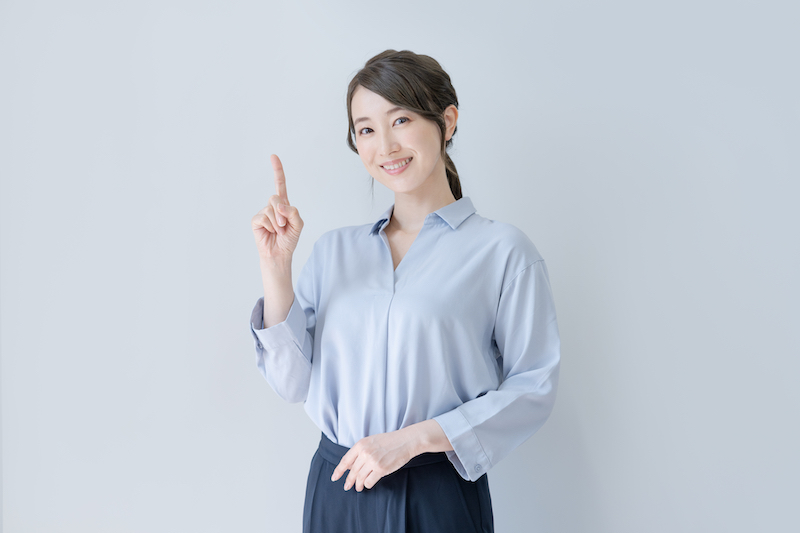 ラミネートベニアが向いている人と向かない人を説明する女性