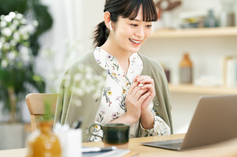 自宅でオンラインミーティングする女性
